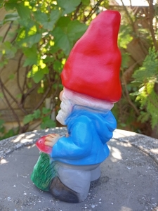Kleiner Gartenzwerg mit Fliegenpilzen, 20 cm hoch 3