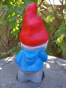 Kleiner Gartenzwerg mit Fliegenpilzen, 20 cm hoch 4