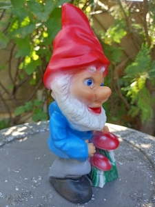 Kleiner Gartenzwerg mit Fliegenpilzen, 20 cm hoch 6