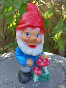 Kleiner Gartenzwerg mit Fliegenpilzen, 20 cm hoch 7
