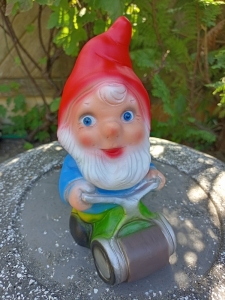 Gartenzwerg am Rasen mähen, 20 cm hoch 8