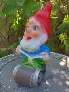 Gartenzwerg am Rasen mähen, 20 cm hoch 2