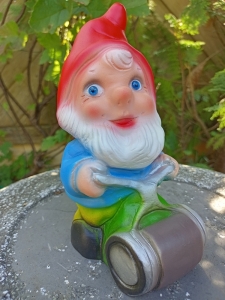 Gartenzwerg am Rasen mähen, 20 cm hoch 1