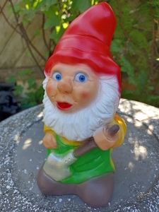 Kleiner Gartenzwerg mit Spaten, 20 cm hoch 1