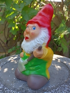 Kleiner Gartenzwerg mit Spaten, 20 cm hoch 2