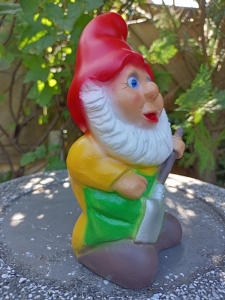 Kleiner Gartenzwerg mit Spaten, 20 cm hoch 5