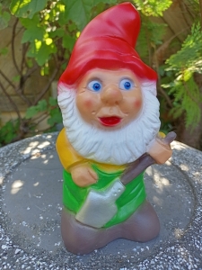 Kleiner Gartenzwerg mit Spaten, 20 cm hoch 6