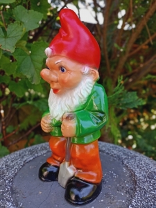 Gartenzwerg mit Spaten, 27 cm hoch 2
