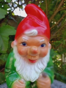 Gartenzwerg mit Spaten, 27 cm hoch 1