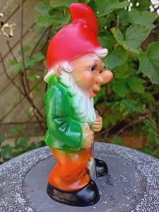 Gartenzwerg mit Spaten, 27 cm hoch 5