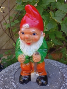 Gartenzwerg mit Spaten, 27 cm hoch 7
