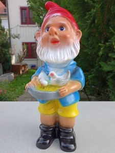 Gartenzwerg füttert Tauben, 32 cm hoch 1