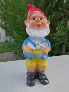 Gartenzwerg füttert Tauben, 32 cm hoch 2