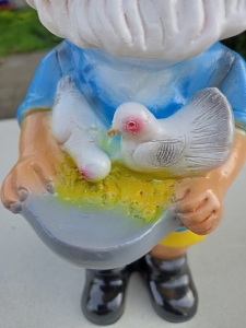 Gartenzwerg füttert Tauben, 32 cm hoch 6