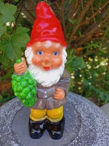Gartenzwerg mit Trauben, 36 cm hoch 1