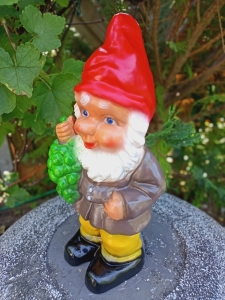 Schöner Gartenzwerg mit Trauben als Gartendeko, 36 cm 1