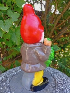 Gartenzwerg mit Trauben, 36 cm hoch 3