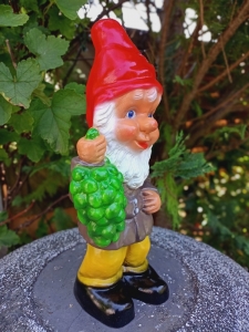 Schöner Gartenzwerg mit Trauben als Gartendeko, 36 cm 3