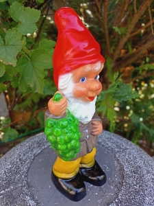 Gartenzwerg mit Trauben, 36 cm hoch 4