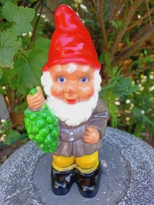 Schöner Gartenzwerg mit Trauben als Gartendeko, 36 cm 4