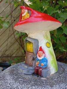 Gartenzwerg-Pilzhaus als Gartendeko, 35 cm hoch 1