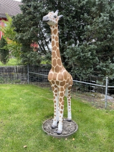 giraffen-skulptur aus gfk in der frontansicht