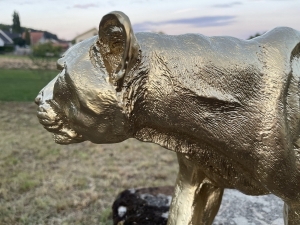 goldene pantherfigur mit detailansicht von kopf und seite