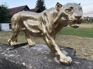goldener deko-panther in schraeger ansicht von vorne