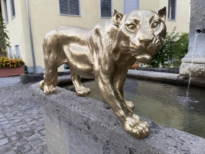 goldener panther 80 cm in der frontansicht als nahaufnahme