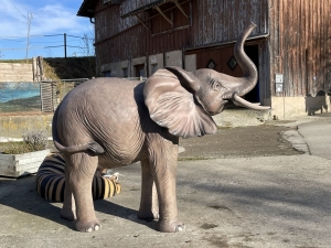 grosse elefantenfigur in schraeger ansicht von rechts