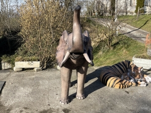 grosser deko-elefant als gartendeko in einer weiten frontansicht