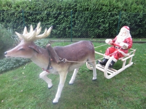 Grosser Weihnachtsmann auf Schlitten 2