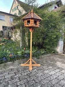 Grosses Vogelhaus mit Staender in Teak-Gruen als Gesamtansicht