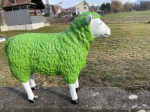 Grünes Deko Schaf in der Seitenansicht
