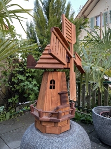 Rueckseite der 100 cm hohen Holz Windmuehle mit Solar