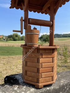 Zierbrunnen aus Holz mit Dach für den Garten