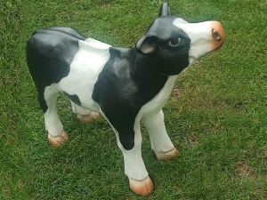 Mittelgosse Dekokalb Figur für den Garten, 70 cm lang