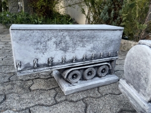 Kippmuldenauflieger aus Beton in seitlicher Ansicht