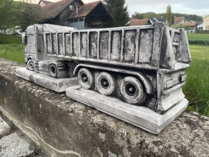 Kippmuldenauflieger am Mercedes Actros Betonmodell in der Rueckansicht