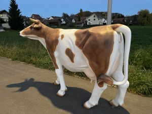 lebensgrosse kuhfigur als aussendeko in der rueckansicht von rechts