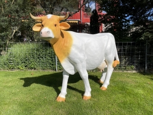Kuhfigur lebensgross in vorderer Gartenansicht