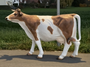 lebensgrosse kuhfigur fuer den garten in der linken seitenansicht