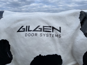 Deko Kuhfigur lebensgross mit Logo Gilgen Door Systems 2