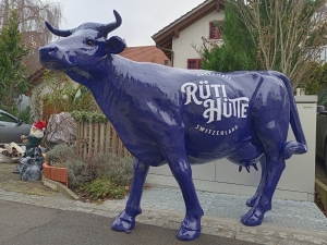 Deko Kuhfigur lebensgross mit Logo Rüti Hütte Andermatt 1