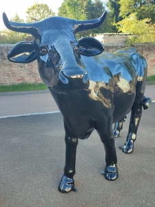 Deko Kuhfigur lebensgross Sonderanfertigung in schwarz mit Autolack 4