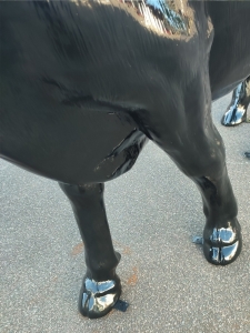 Deko Kuhfigur lebensgross Sonderanfertigung in schwarz mit Autolack, Detail Befestigung