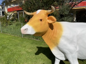 Kuhfigur weiss-beige mit Kopf und Hoernern im Detail