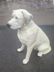 Dekohund Labrador Retriever sitzend, blond, 65 cm hoch