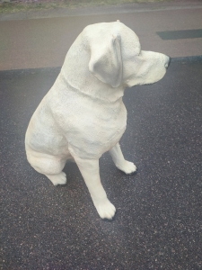 Sitzender Labrador, schöner Dekohund für Garten oder Wohnung