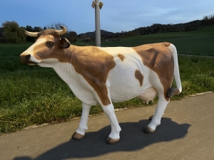 lebensgrosse deko-kuh in schraeger ansicht von vorne